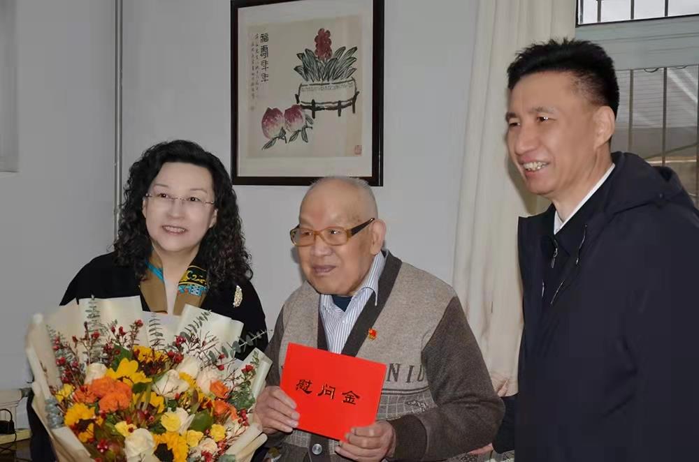 濟南產(chǎn)發(fā)集團黨委副書記、總經(jīng)理黃蓓走訪慰問離休老干部、老黨員